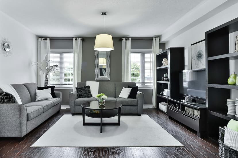 Helles, modern eingerichtetes Wohnzimmer einer Anlegerwohnung als Kapitalanlage
