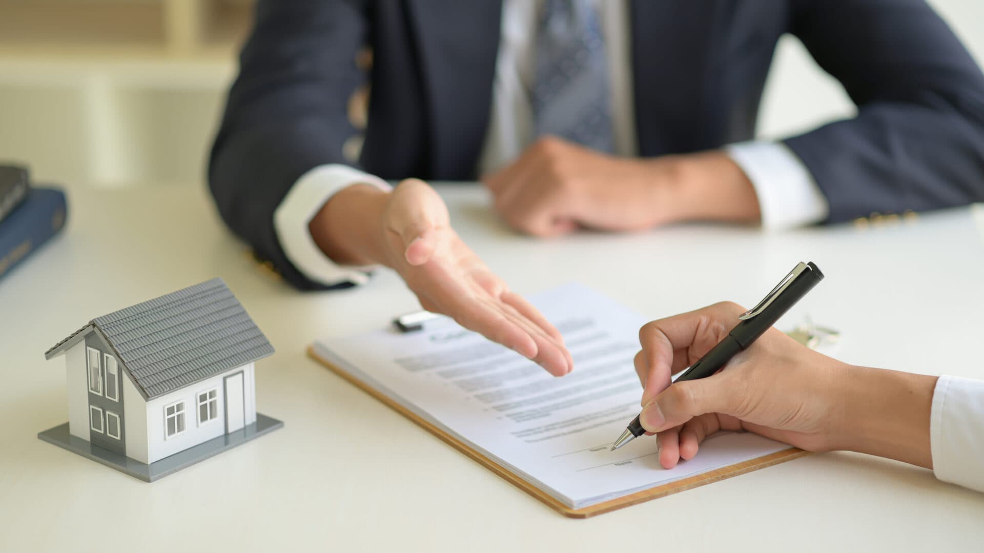 Unterzeichnung eines Immobilien-Kaufvertrags