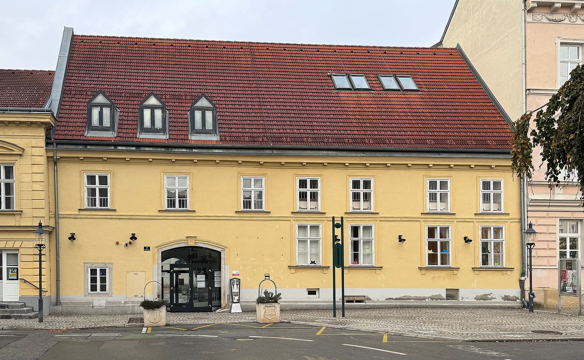 Bürgerhaus am Hauptplatz von Bruck an der Leitha, Niederösterreich