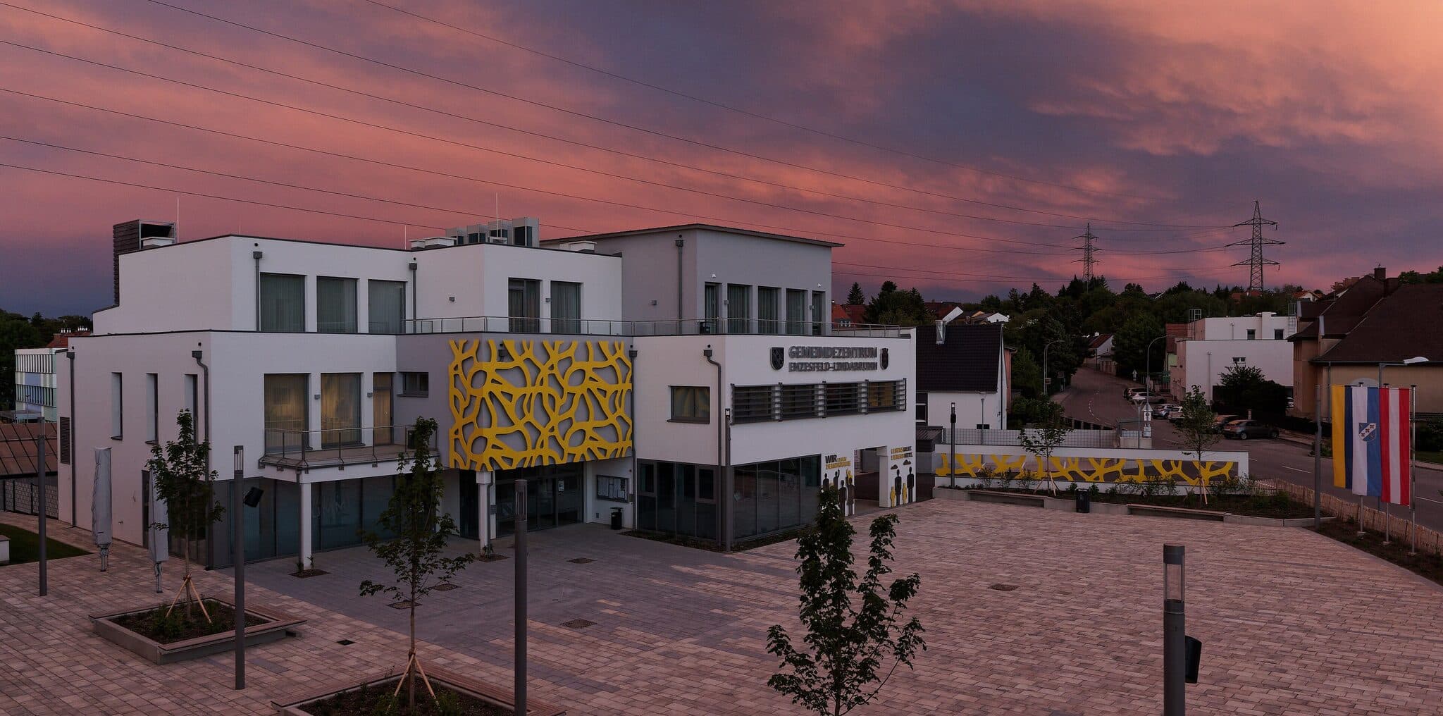 Gemeindeamt Enzesfeld-Lindabrunn mit gepflastertem Vorplatz und stimmungsvollem Abenddämmerungs-Himmel – enzesfeld lindabrunn