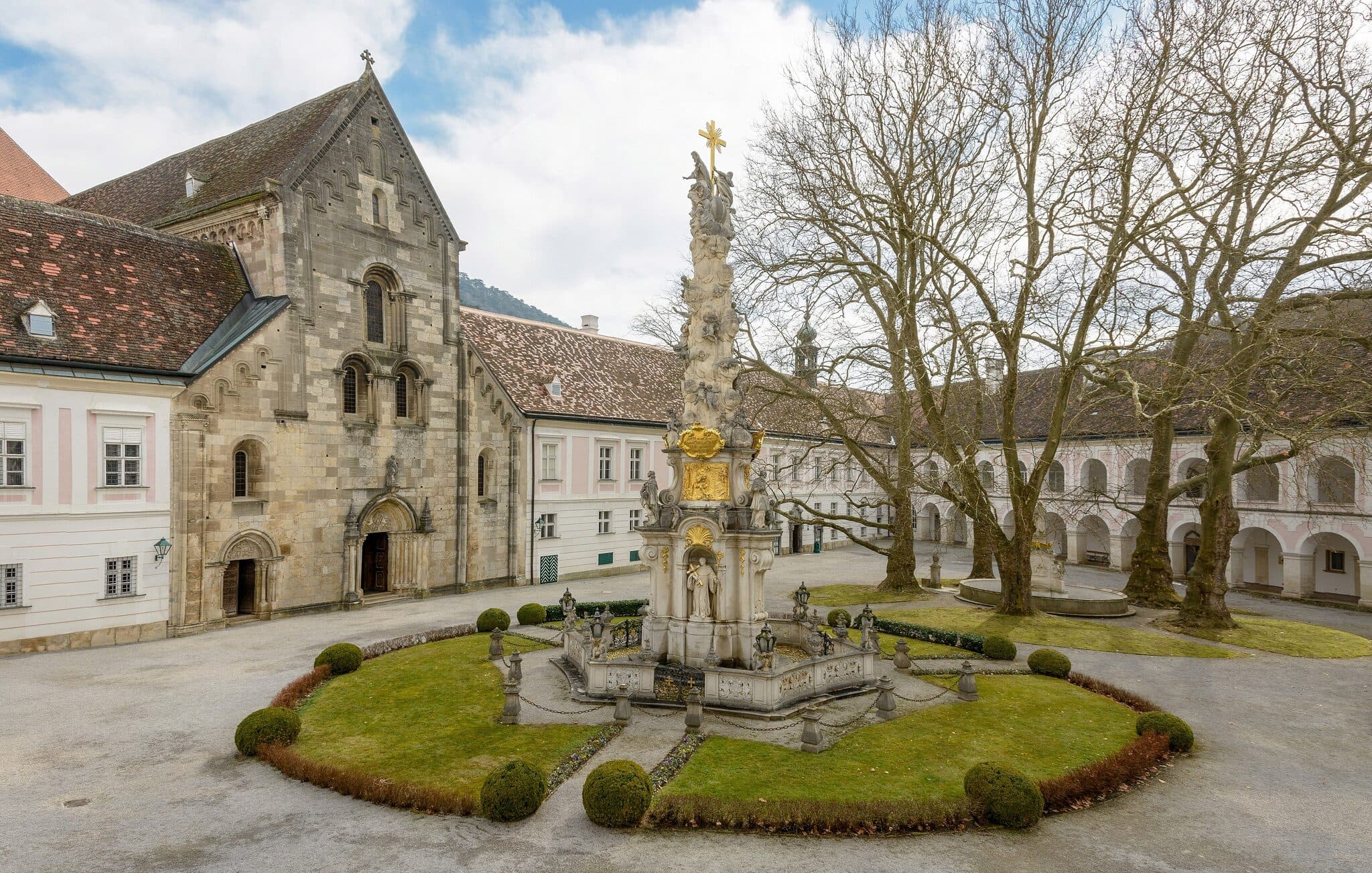 Stift Heiligenkreuz – Zisterzienserkloster mit Dreifaltigkeitssäule im Klosterhof