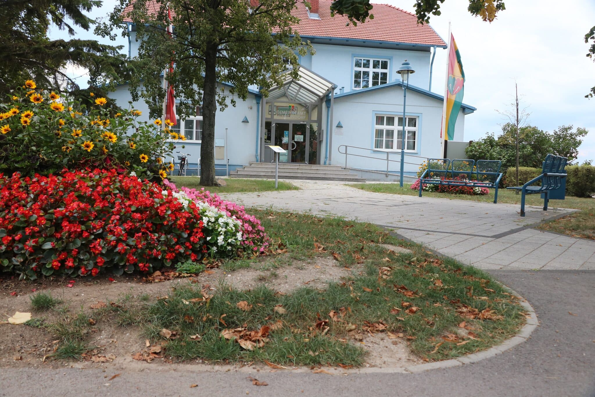 Gemeindeamt Hennersdorf mit Blumenbeet