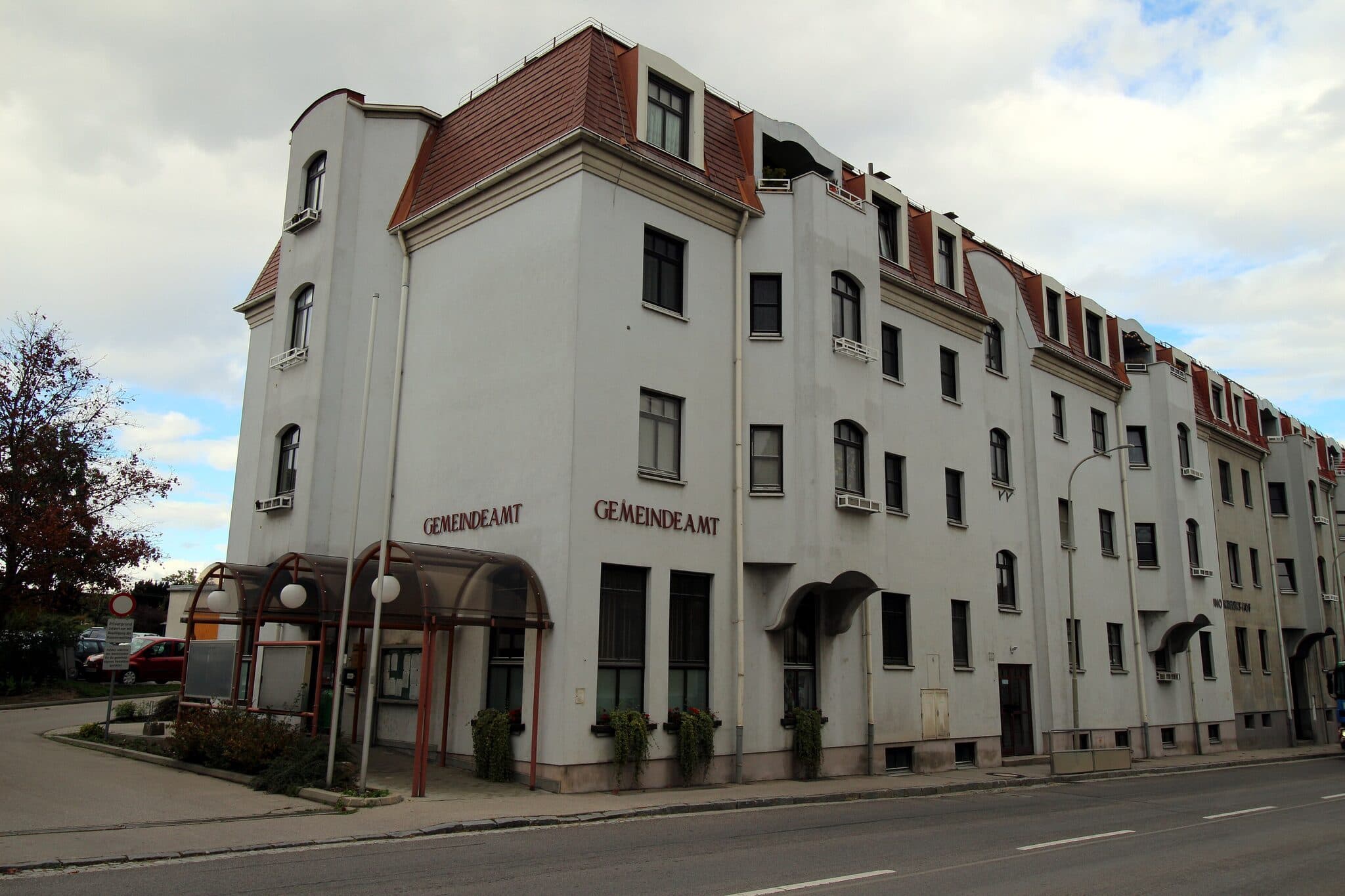 Gemeindeamt (Rathaus) von Lanzendorf - weisses mehrstoeckiges Verwaltungsgebaeude an der Hauptstrasse