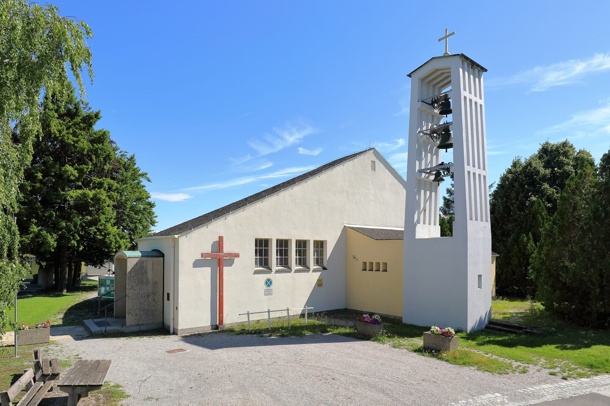 Katholische Pfarrkirche von Teesdorf mit Glockenturm