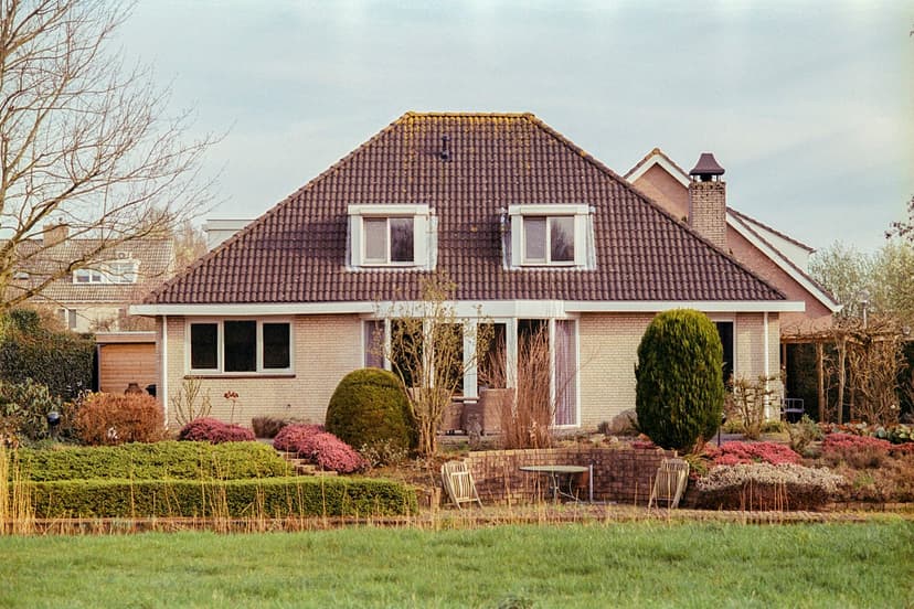 Einfamilienhaus mit Ziegeldach und gepflegtem Garten