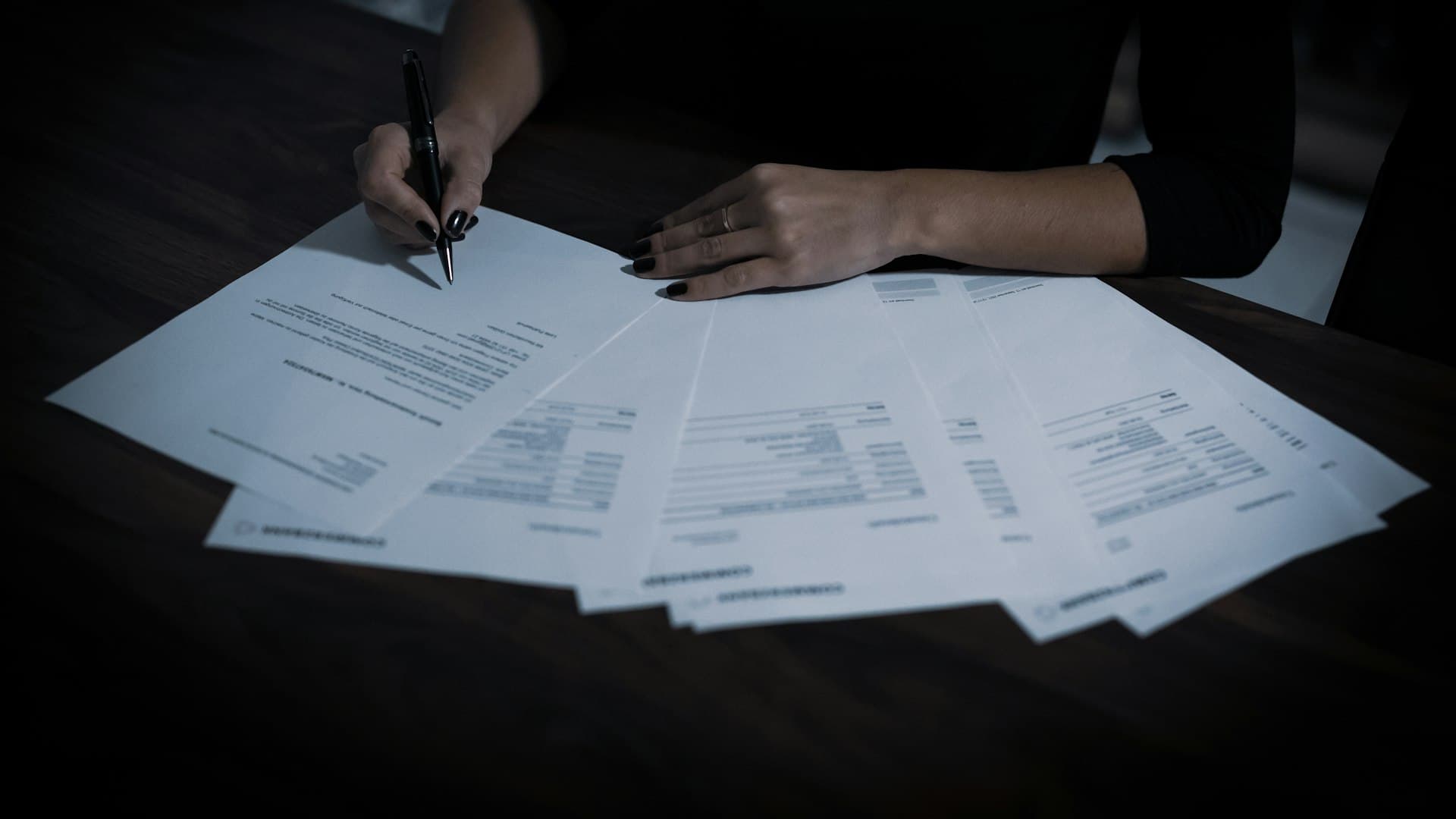 Immobilienunterlagen auf einem Schreibtisch – Fachbegriffe aus Exposé und Kaufvertrag verstehen