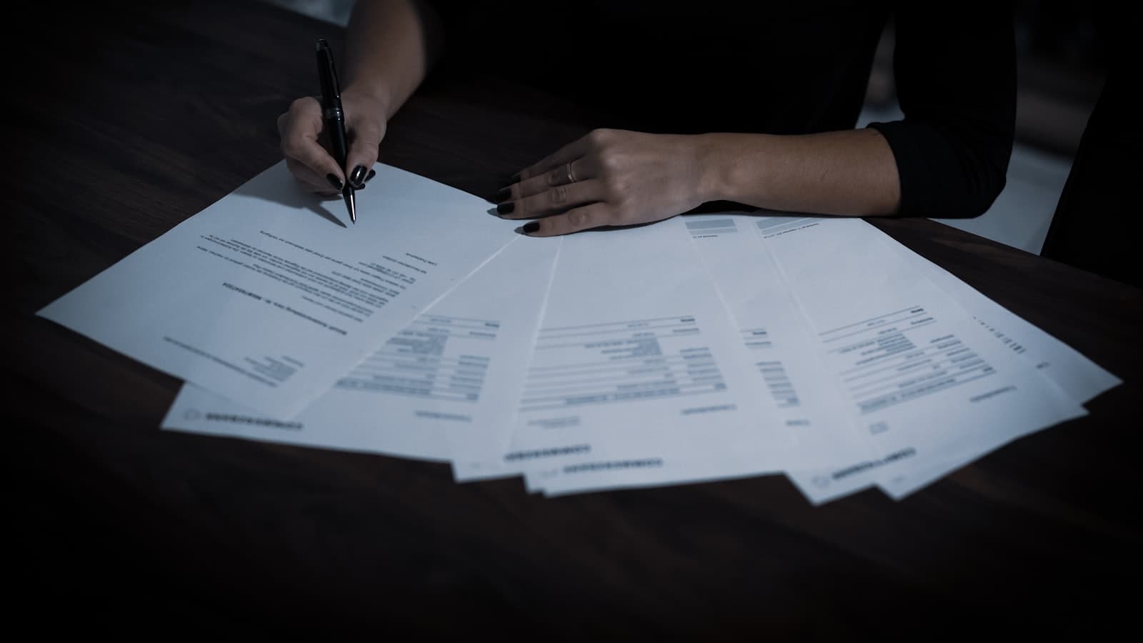 Unterlagen für den Immobilienverkauf – Dokumente und Hausplan auf einem Schreibtisch