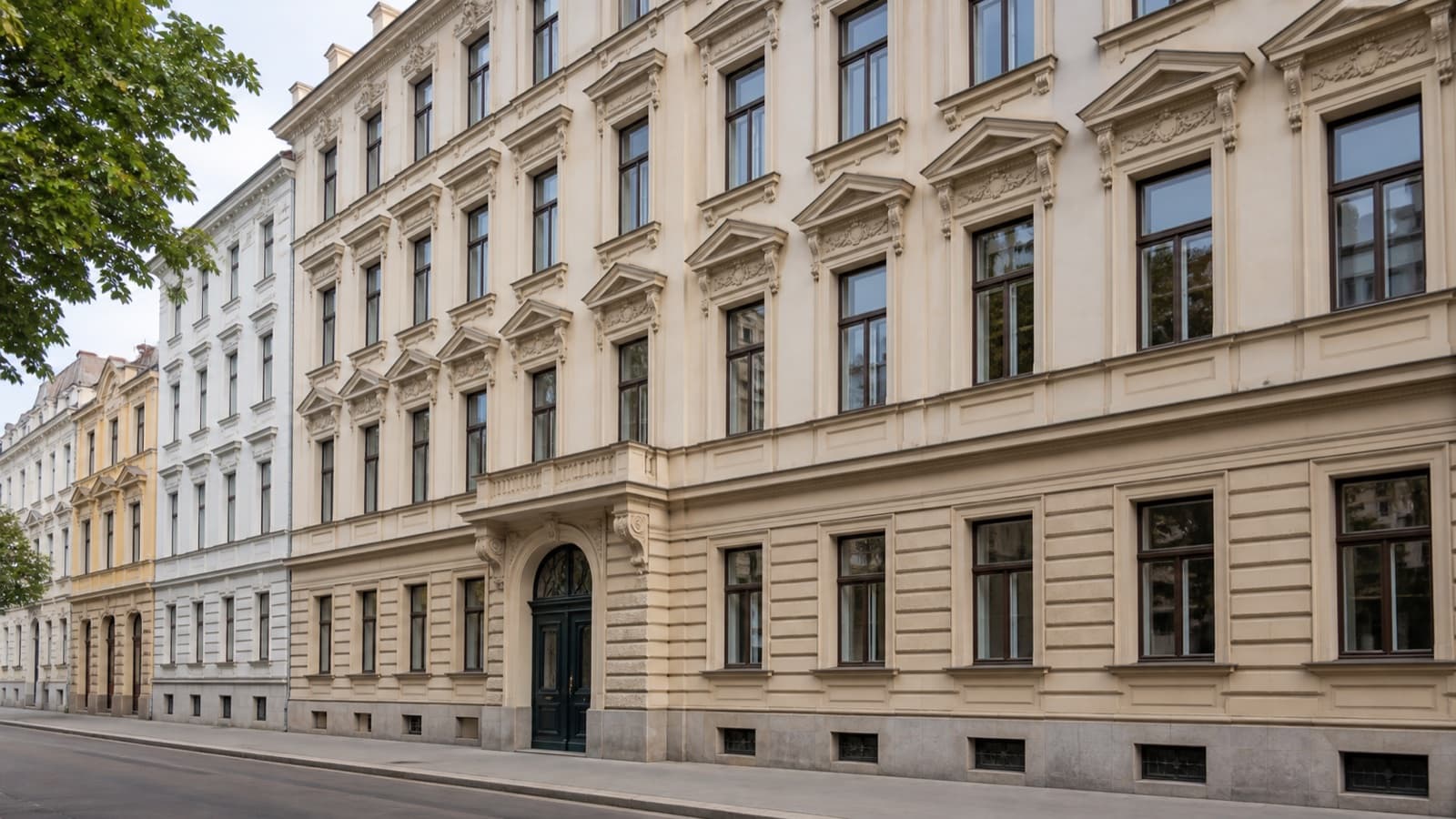 Klassisches Wiener Zinshaus mit heller Gründerzeitfassade