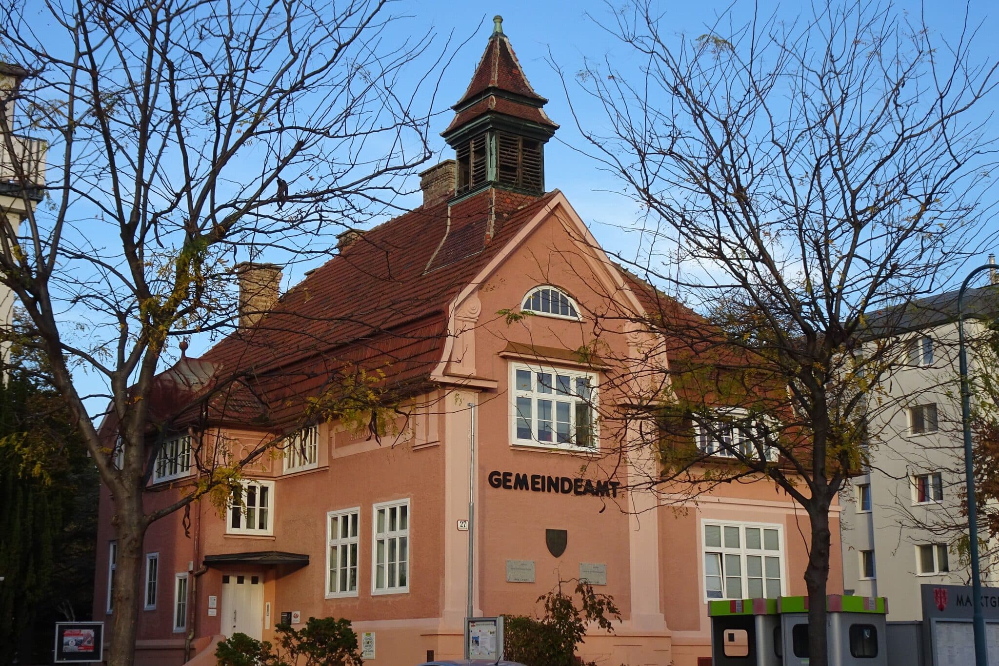 Gemeindeamt Leopoldsdorf (Ortszentrum, charakteristisches historistisches Gebaeude)