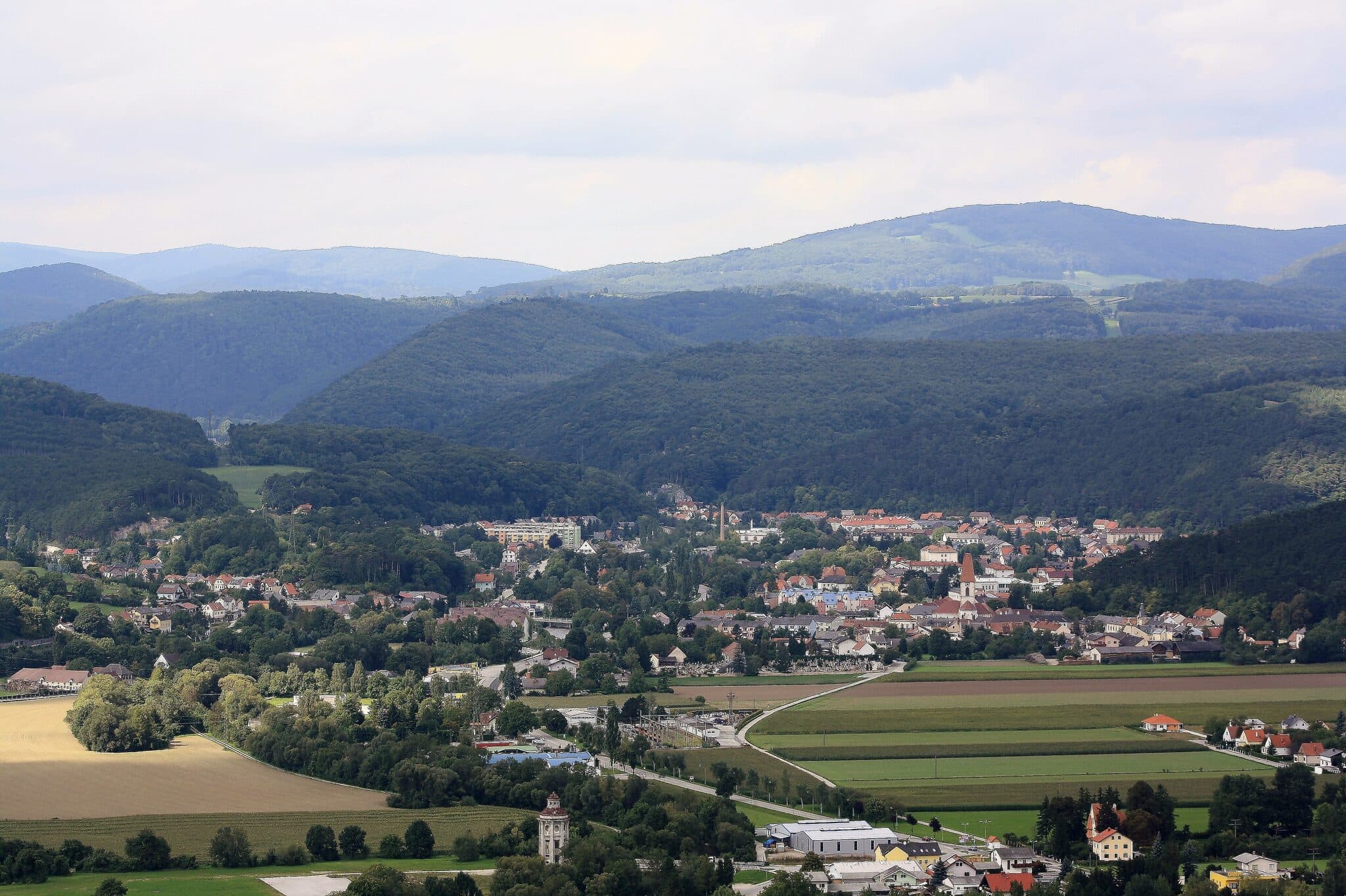 Panorama-Ortsansicht von Pottenstein im Triestingtal mit Bergkulisse